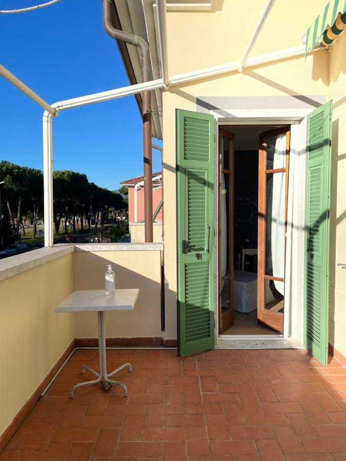 Elegante Camera Matrimoniale Con Balcone A 500 Mt Dal Mare Marina Di Carrara Exterior foto